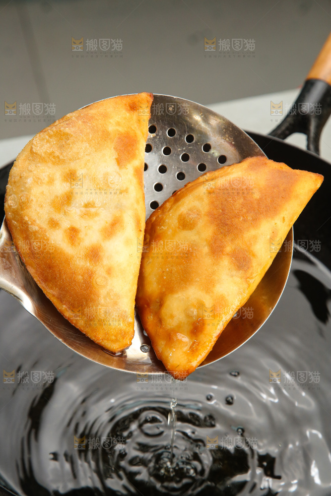 锅里正在炸饺子