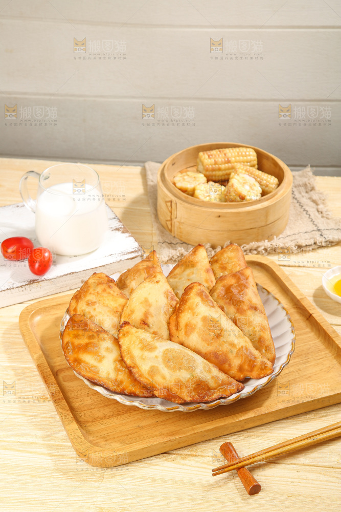 浅底上的脆皮菜饺