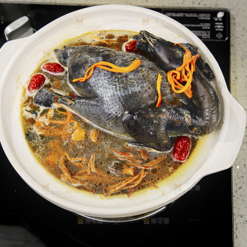 锅里煮着乌鸡汤