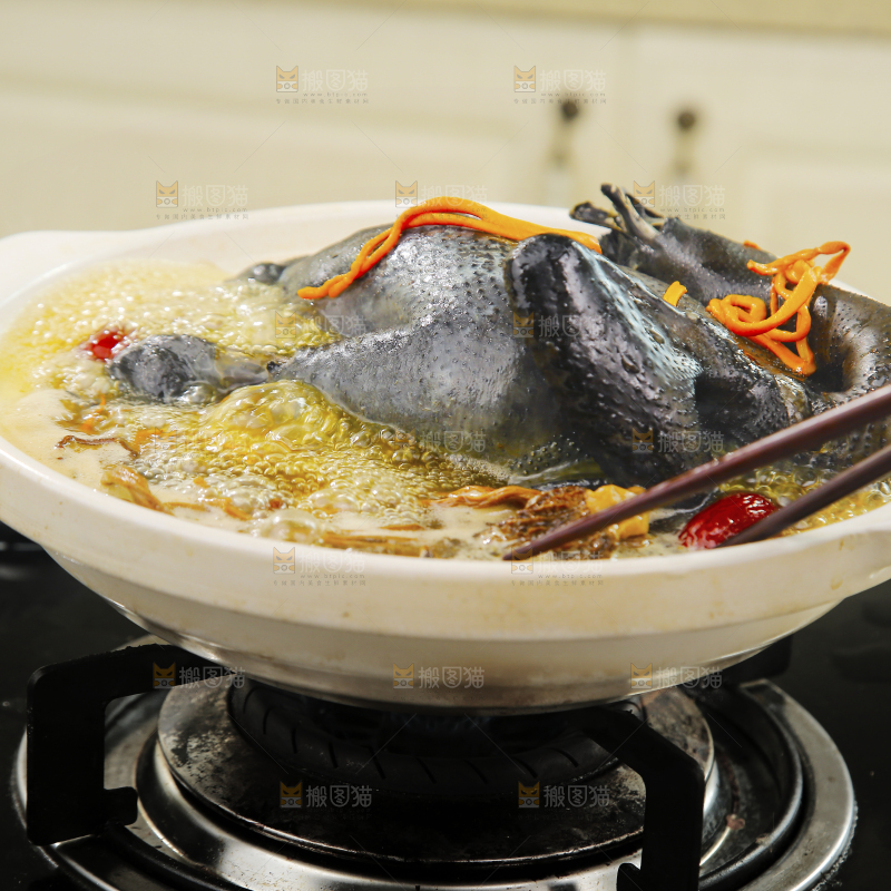 锅里煮着乌鸡汤