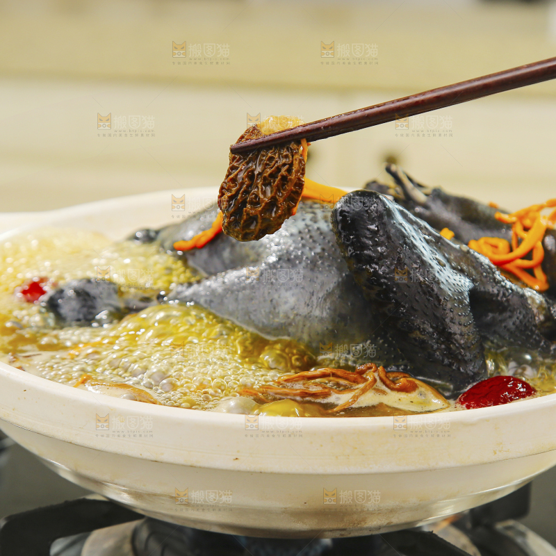 锅里煮着乌鸡汤