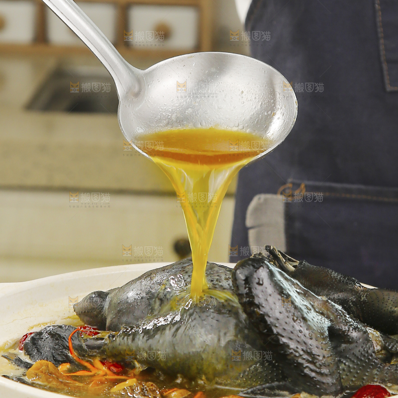 锅里煮着乌鸡汤