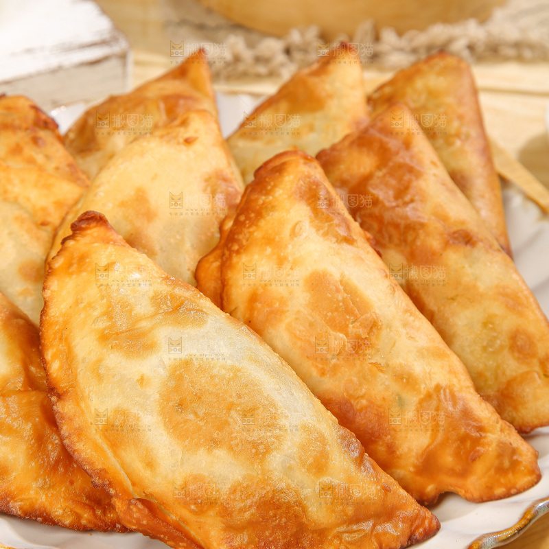 浅底上的脆皮菜饺