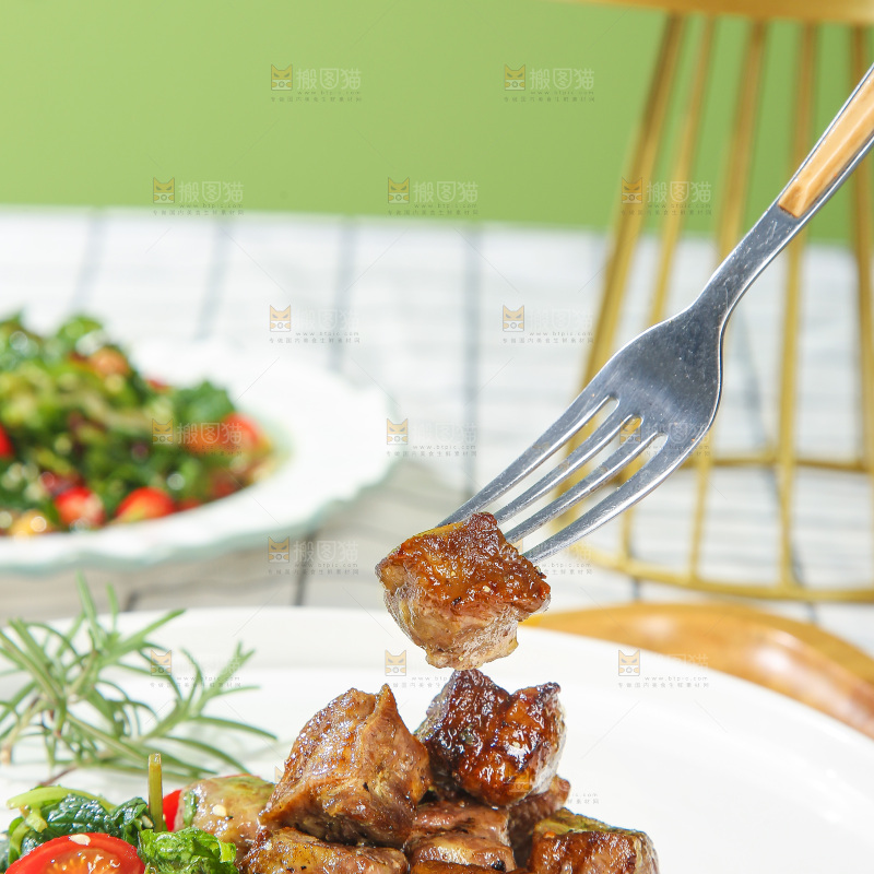 盘子里的薄荷牛肉