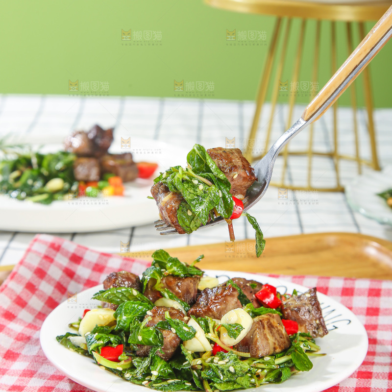盘子里的薄荷牛肉
