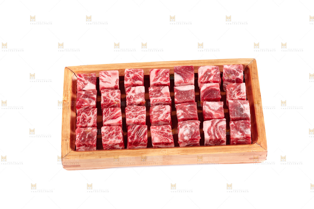 白底上的牛肉粒