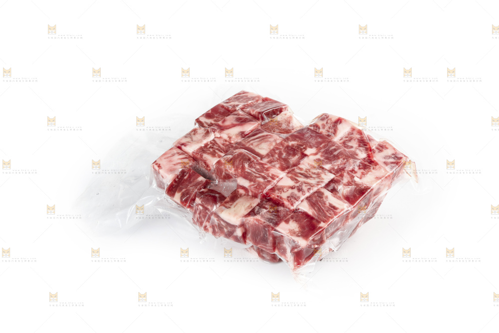 白底上的牛肉粒