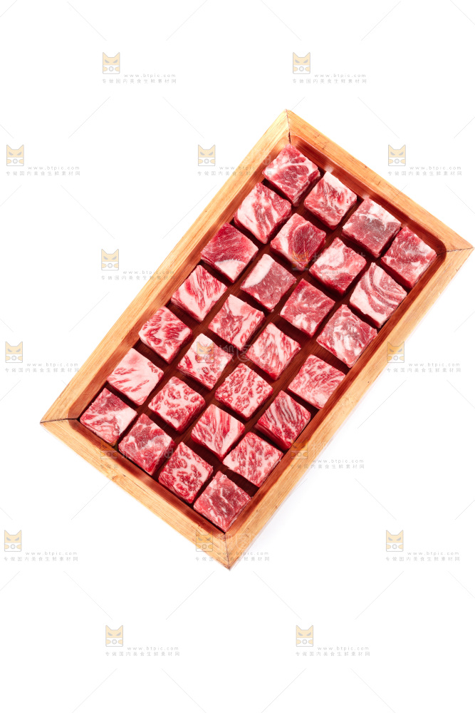 白底上的牛肉粒