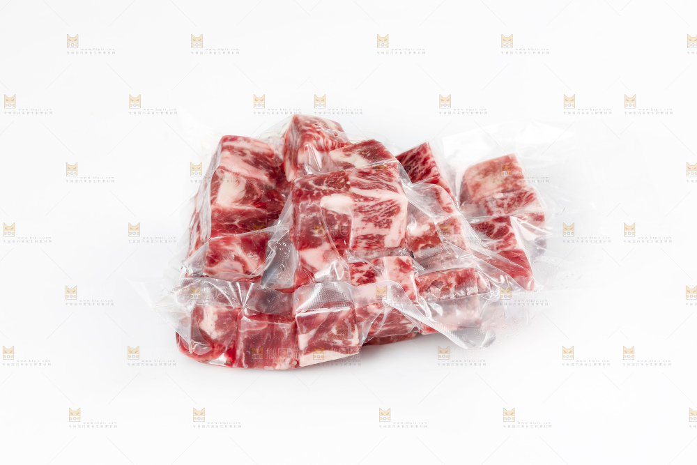 白底上的牛肉粒
