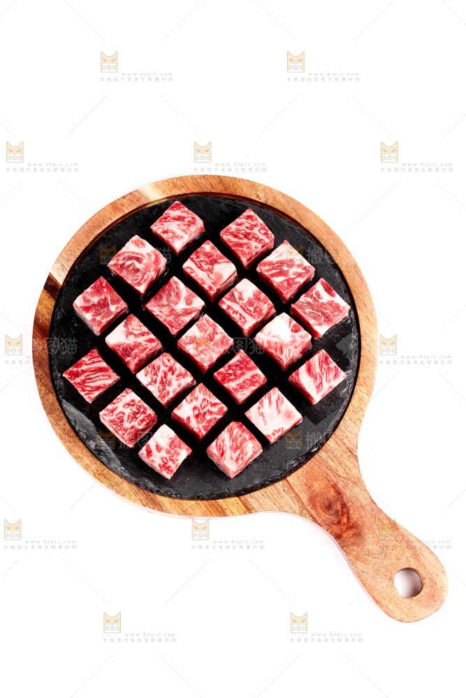 白底上的牛肉粒