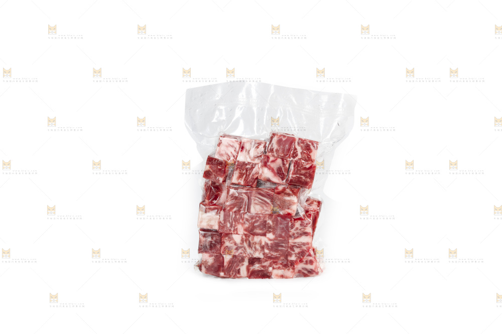 白底上的牛肉粒