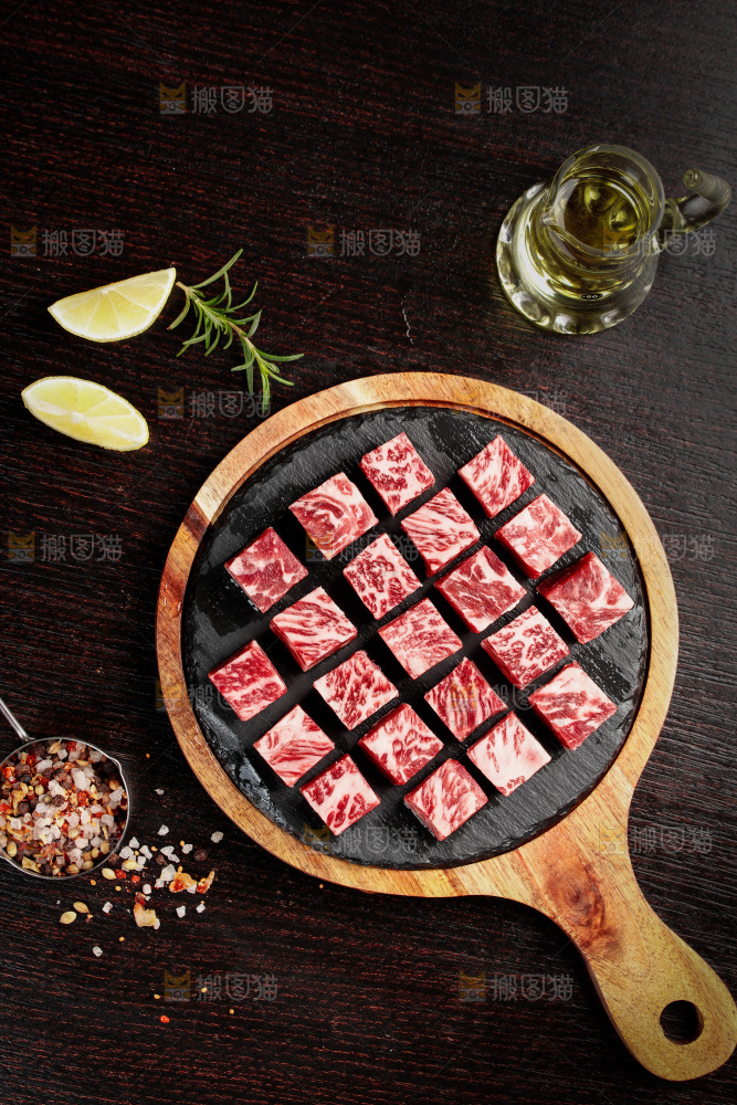 深底上的牛肉粒