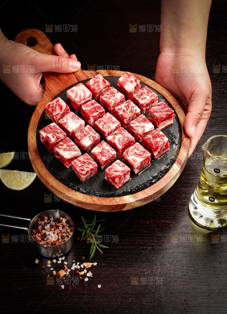 深底上的牛肉粒
