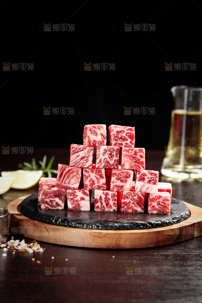 深底上的牛肉粒