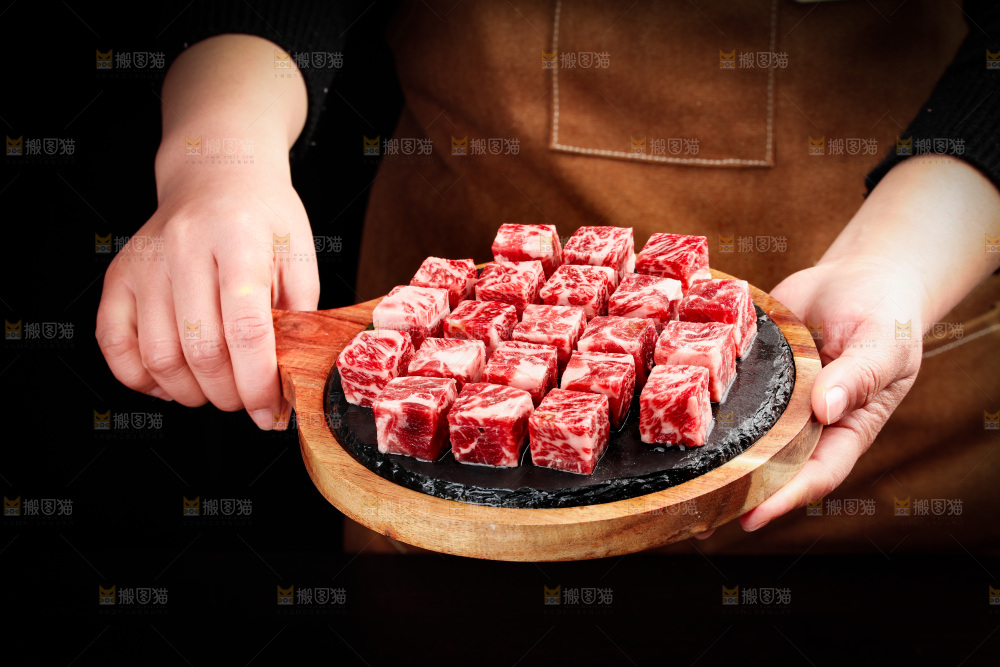 深底上的牛肉粒
