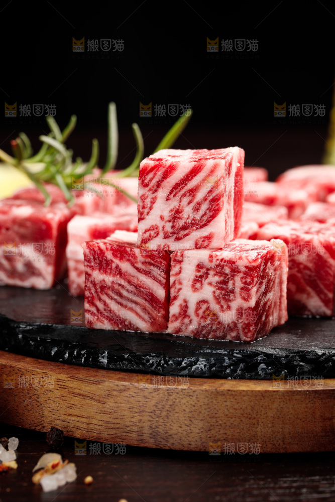深底上的牛肉粒