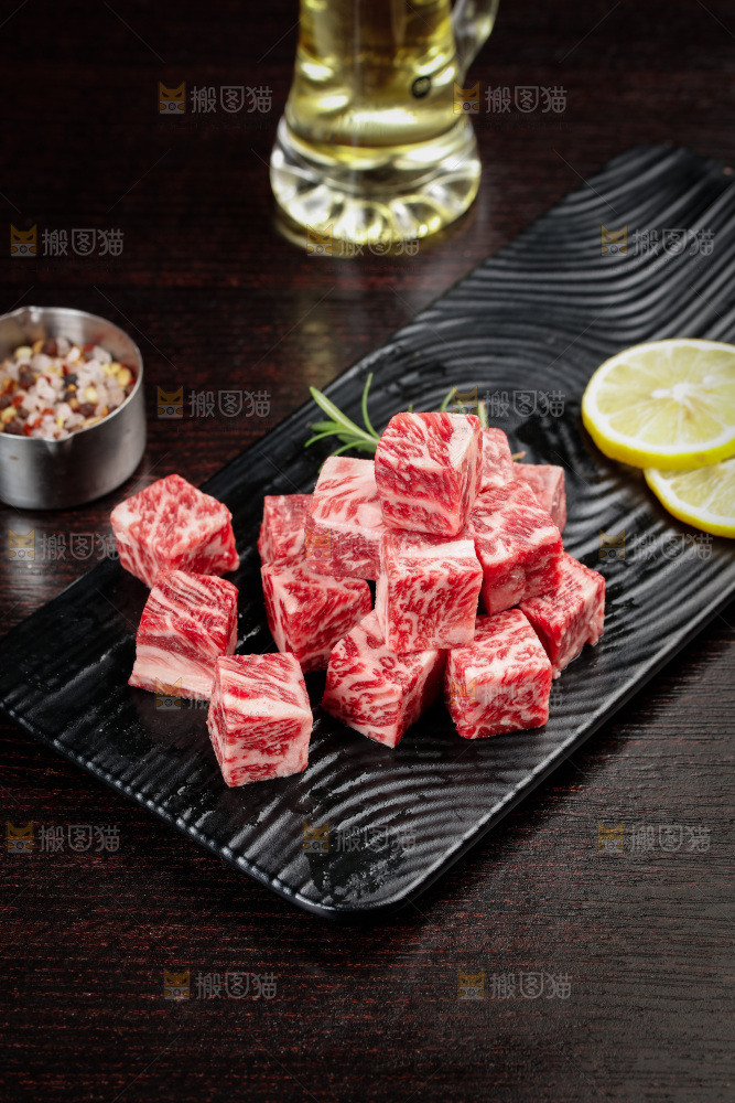 深底上的牛肉粒