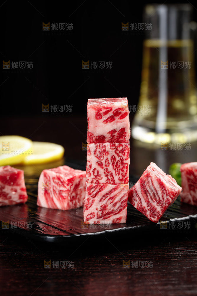 深底上的牛肉粒