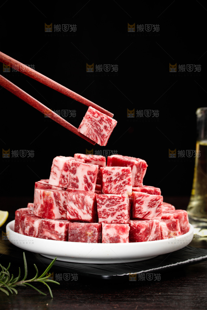 深底上的牛肉粒