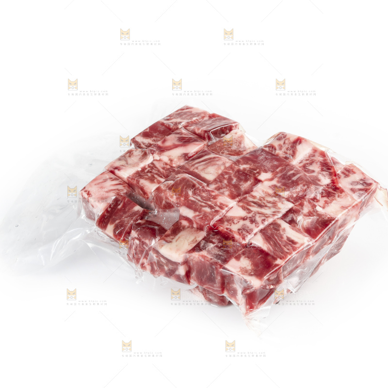 白底上的牛肉粒