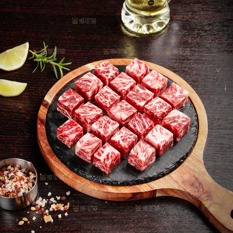 深底上的牛肉粒