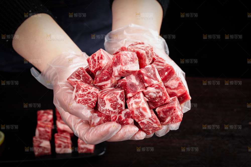 深底上的牛肉粒
