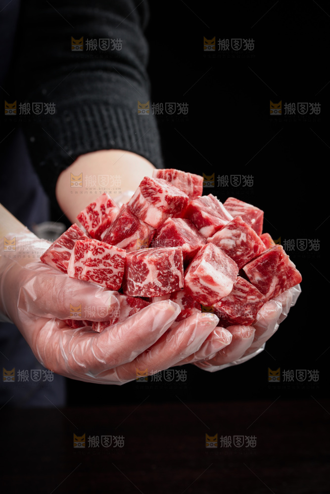 深底上的牛肉粒