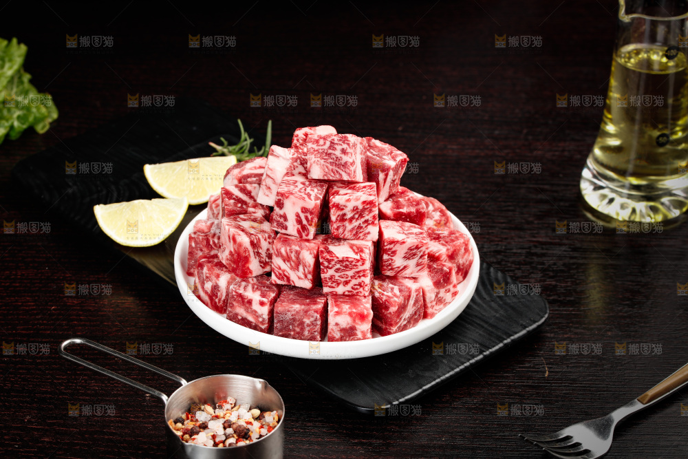 深底上的牛肉粒