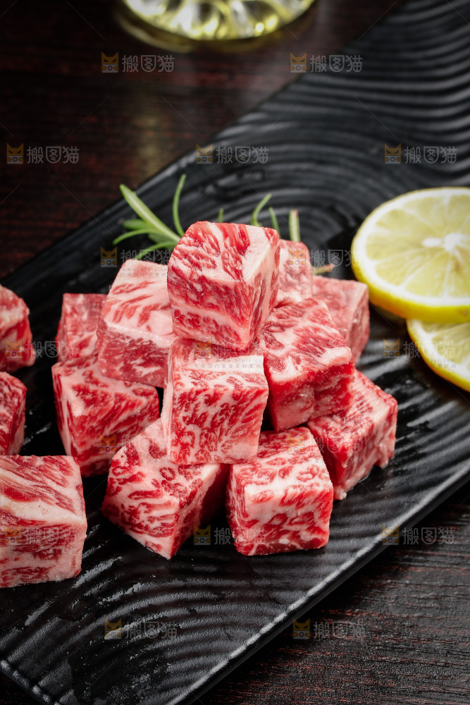 深底上的牛肉粒
