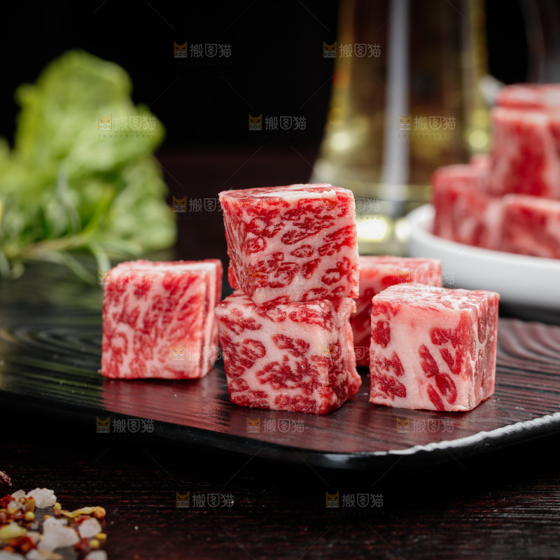 深底上的牛肉粒
