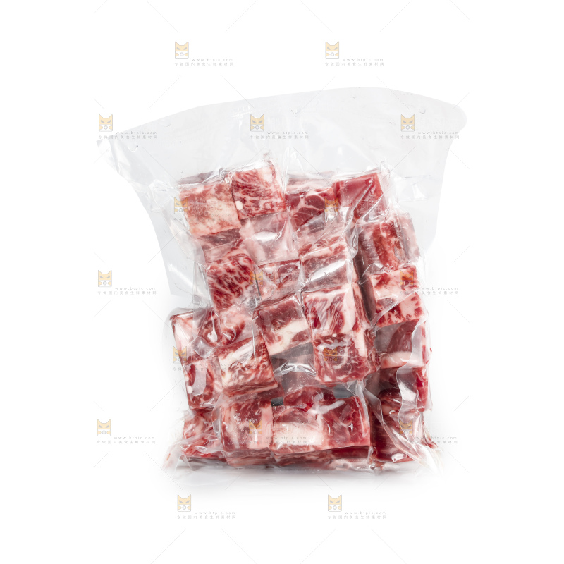 白底上的牛肉粒