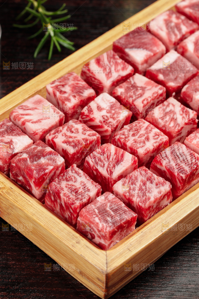 深底上的牛肉粒
