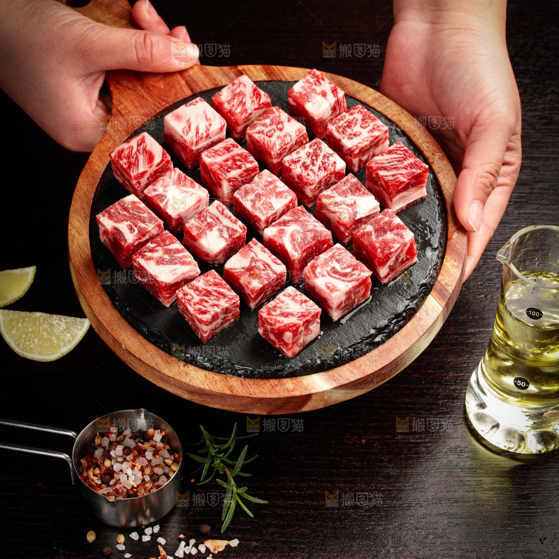 深底上的牛肉粒