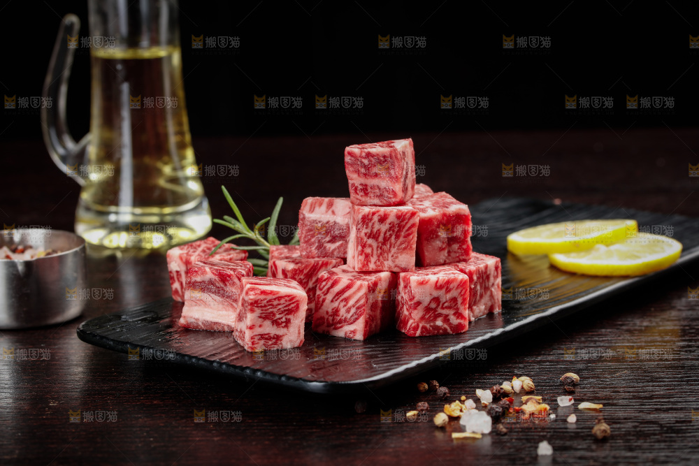深底上的牛肉粒