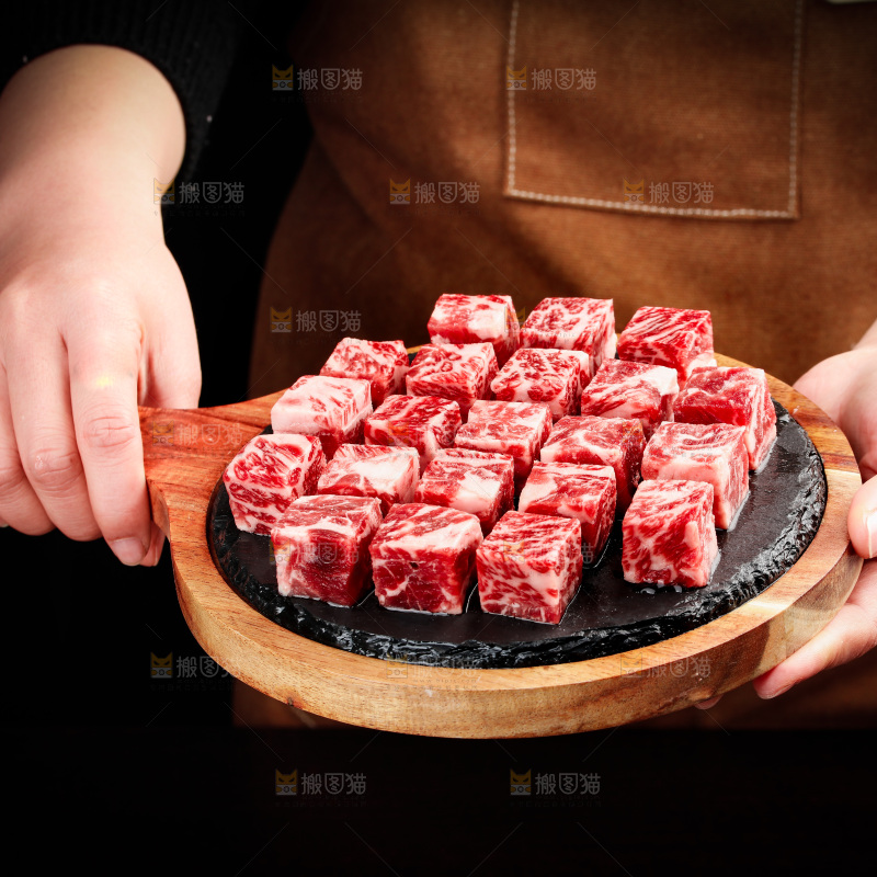 深底上的牛肉粒