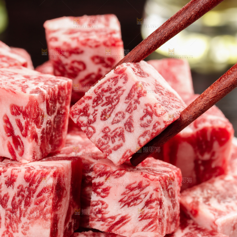 深底上的牛肉粒