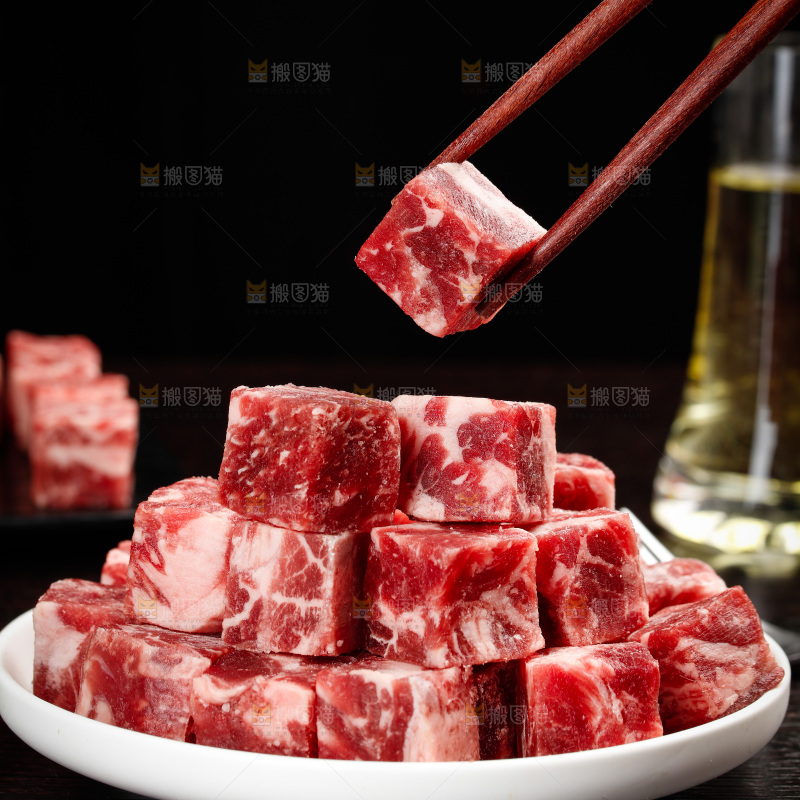 深底上的牛肉粒