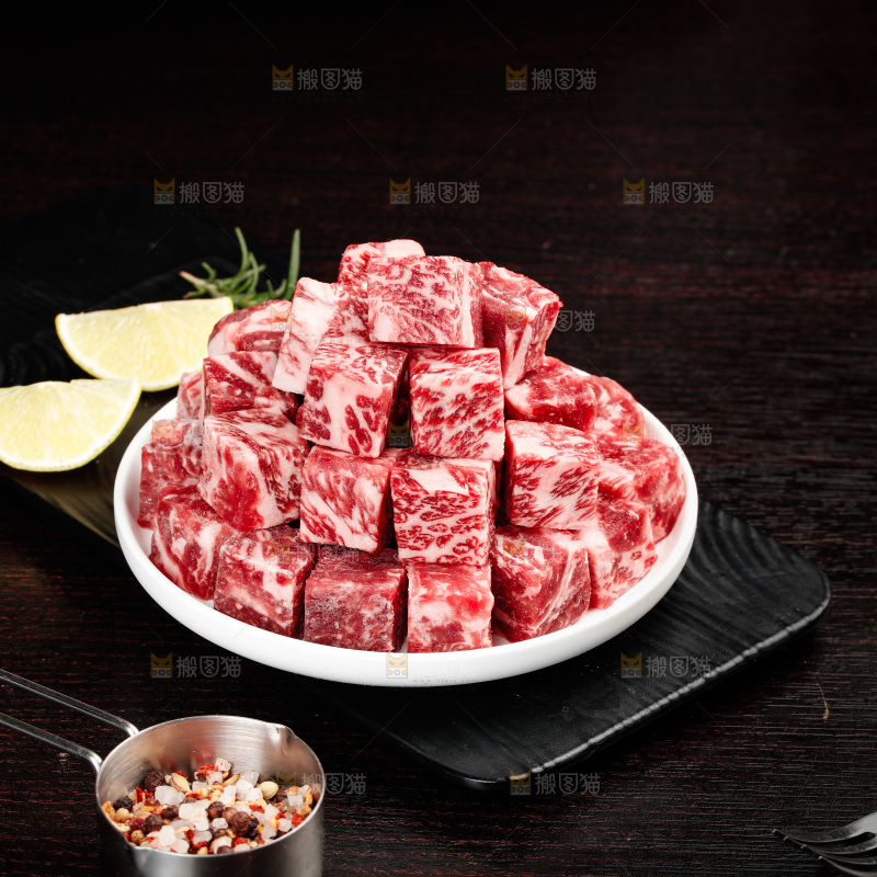 深底上的牛肉粒