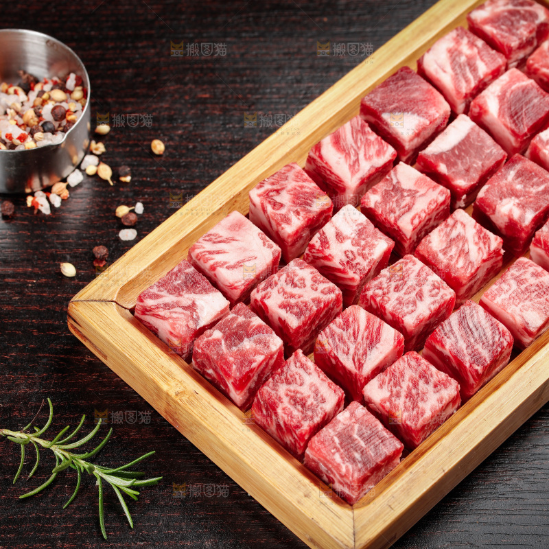 深底上的牛肉粒