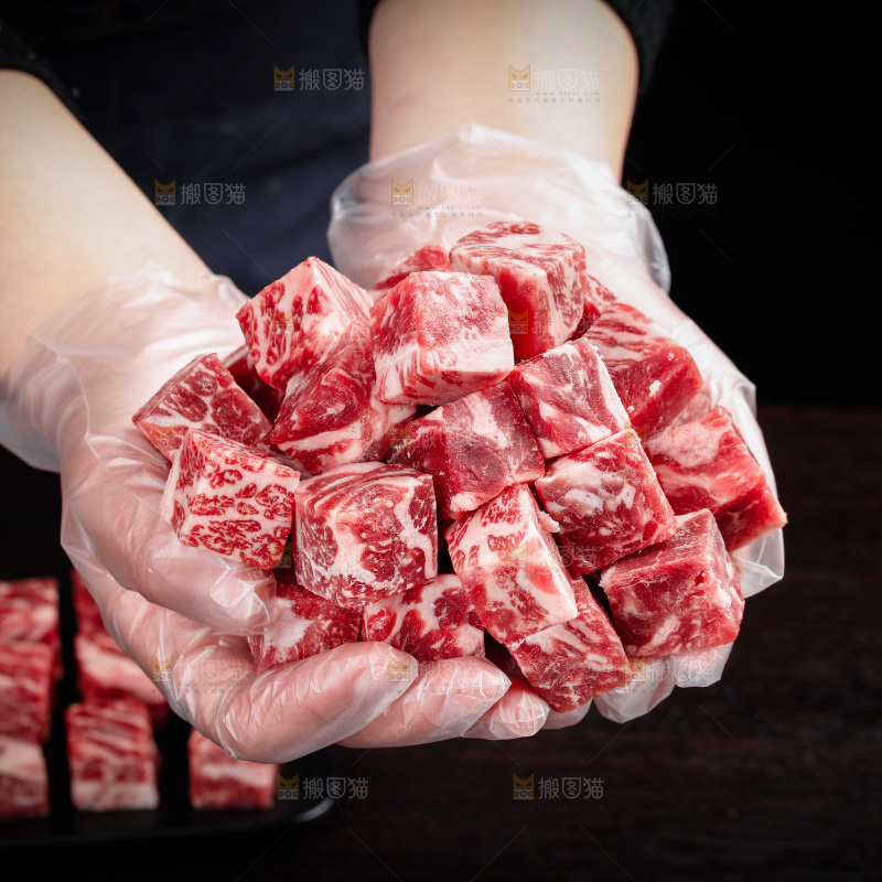 深底上的牛肉粒