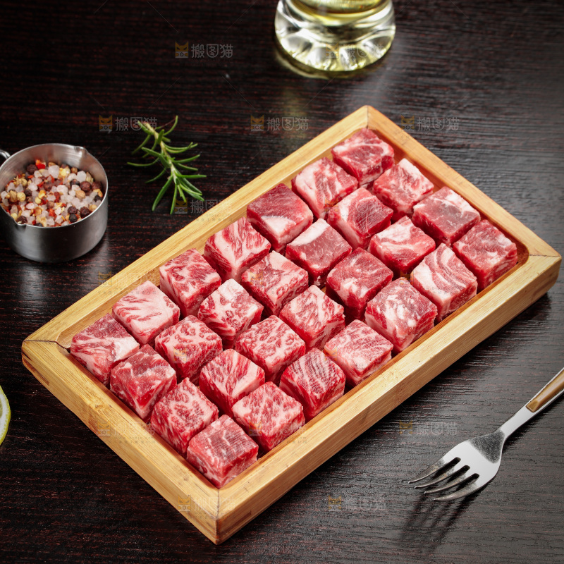 深底上的牛肉粒