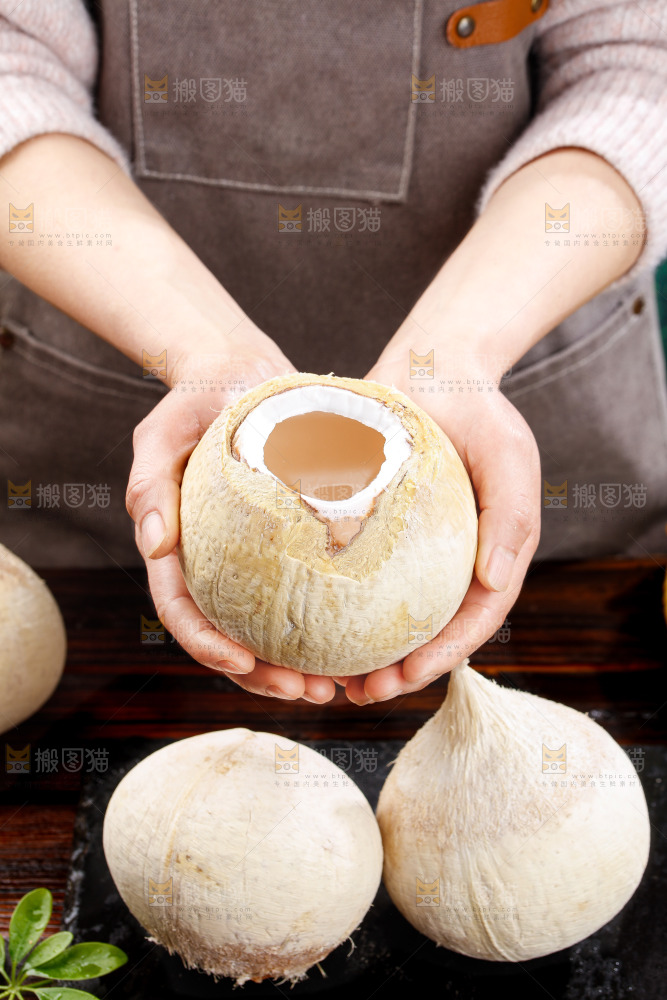 深底上的牛奶椰皇