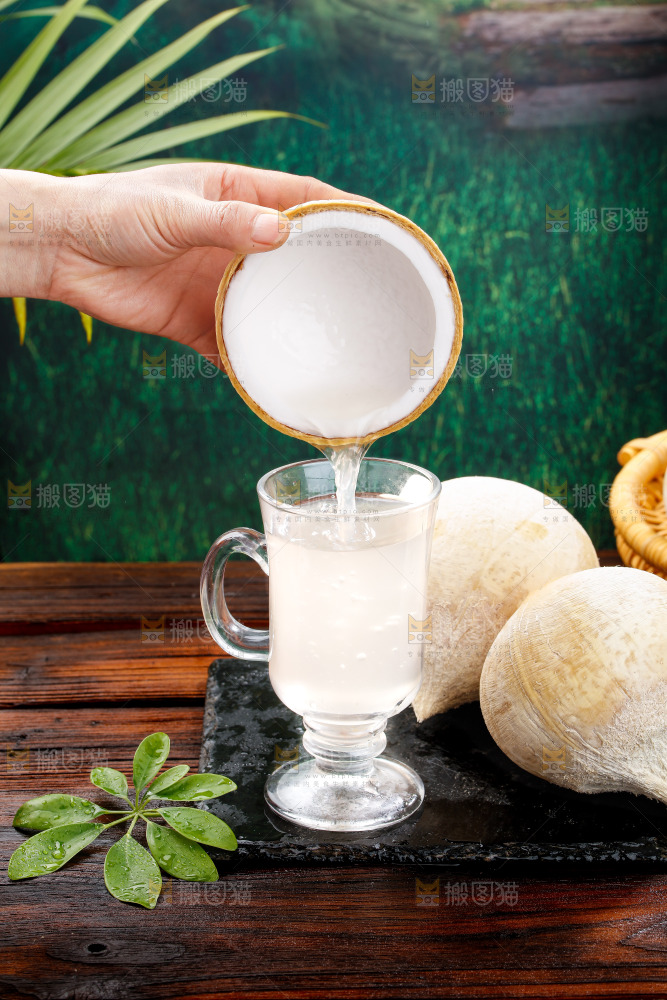深底上的牛奶椰皇
