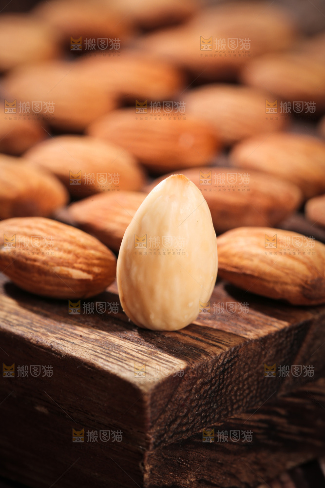 深底上的扁桃仁