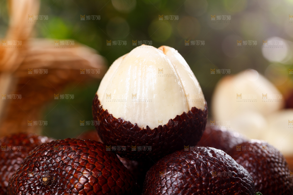 深底上的蛇皮果