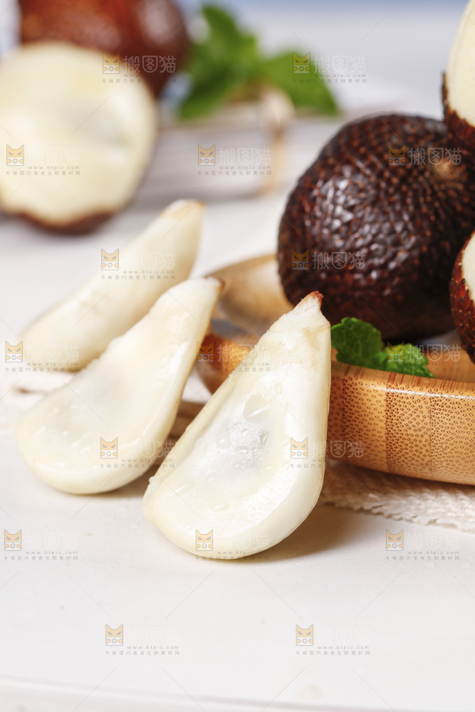 浅底上的蛇皮果