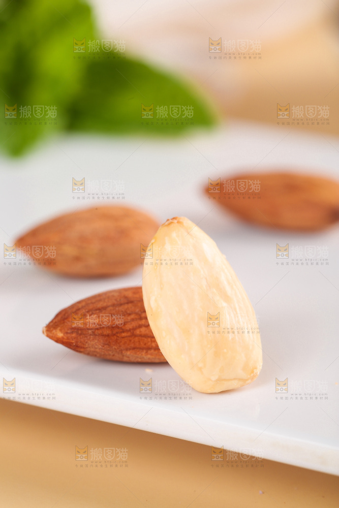 浅底上的巴旦木仁