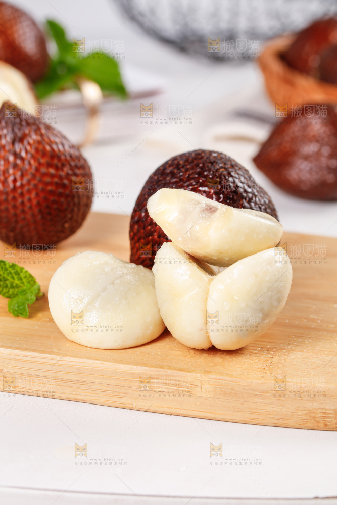 浅底上的蛇皮果