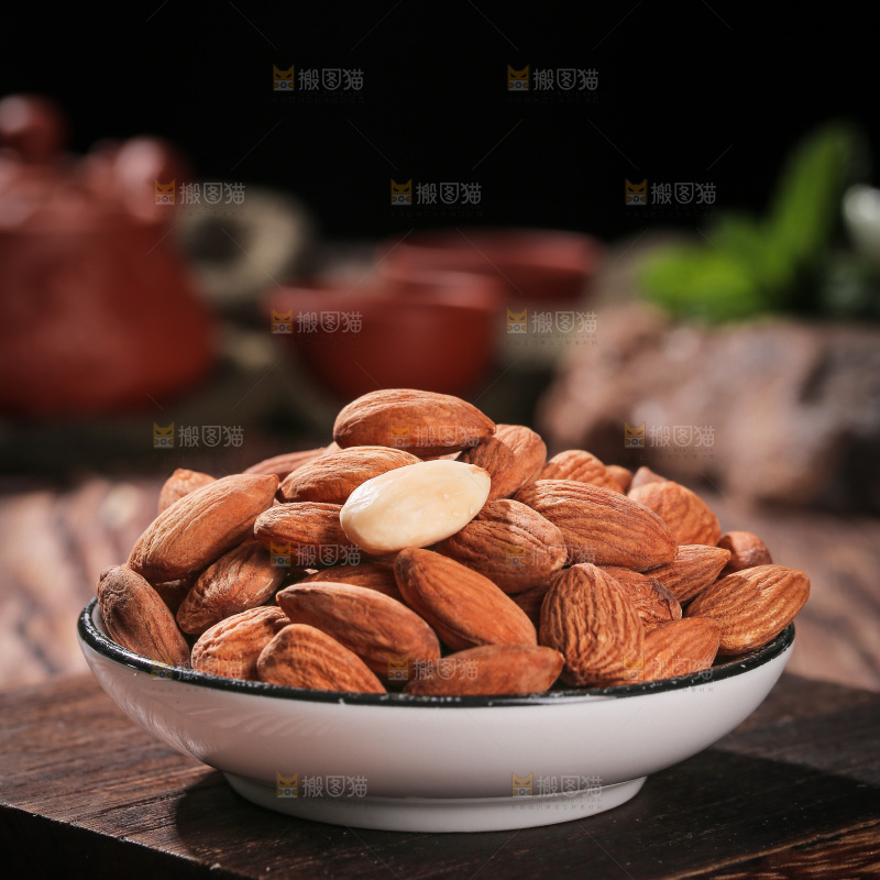 深底上的扁桃仁