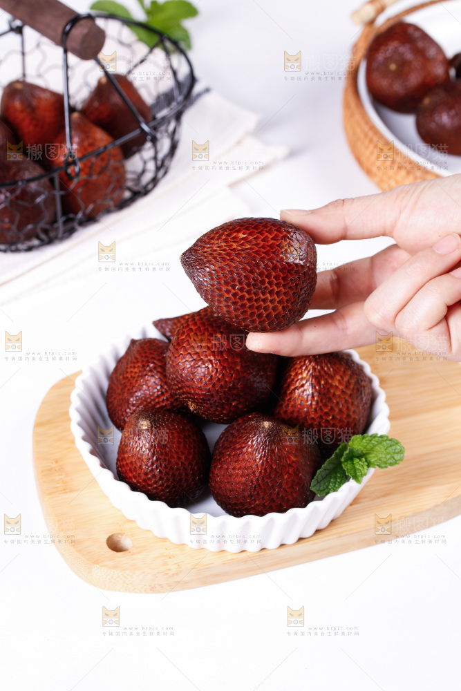 浅底上的蛇皮果